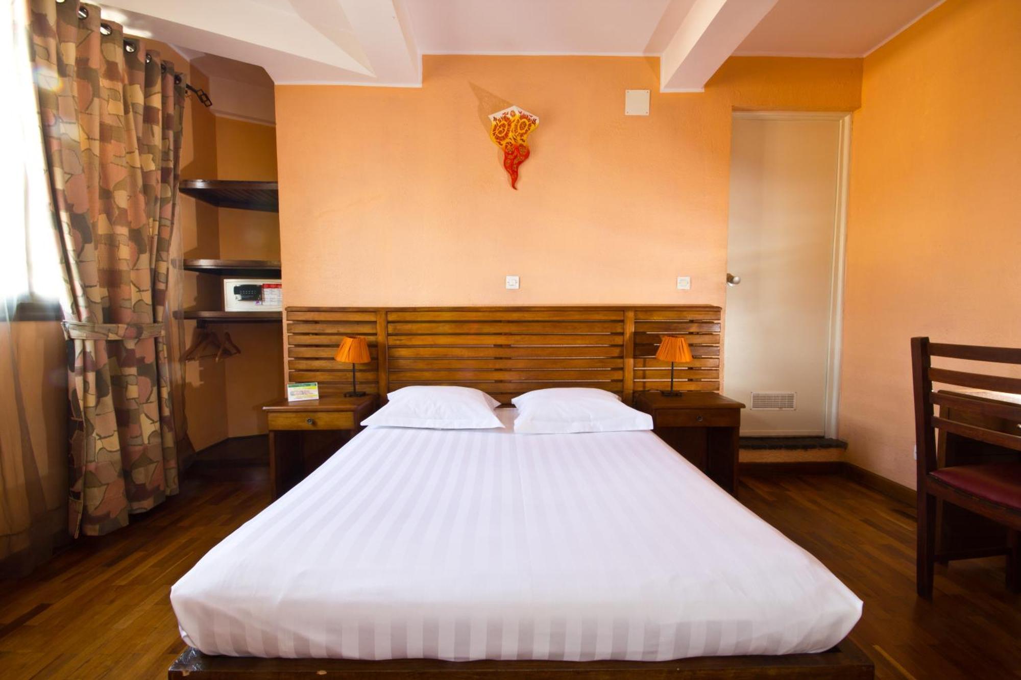 Anjary Hotel Ανταναναρίβο Δωμάτιο φωτογραφία
